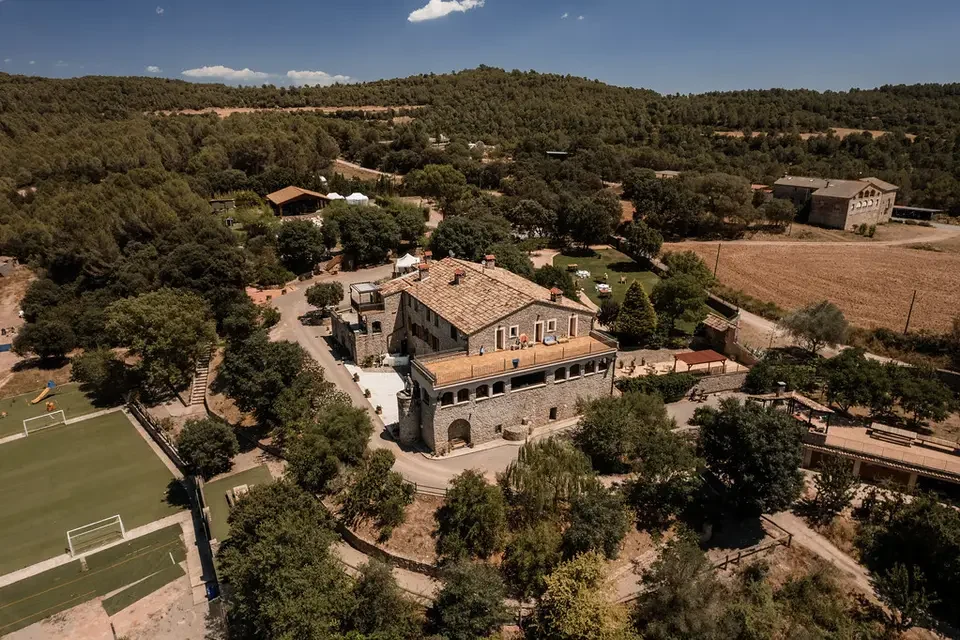 La masia, envoltada de natura